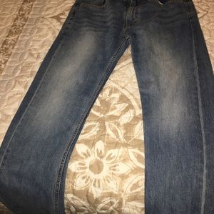 Ripped Jeans & Levi’s